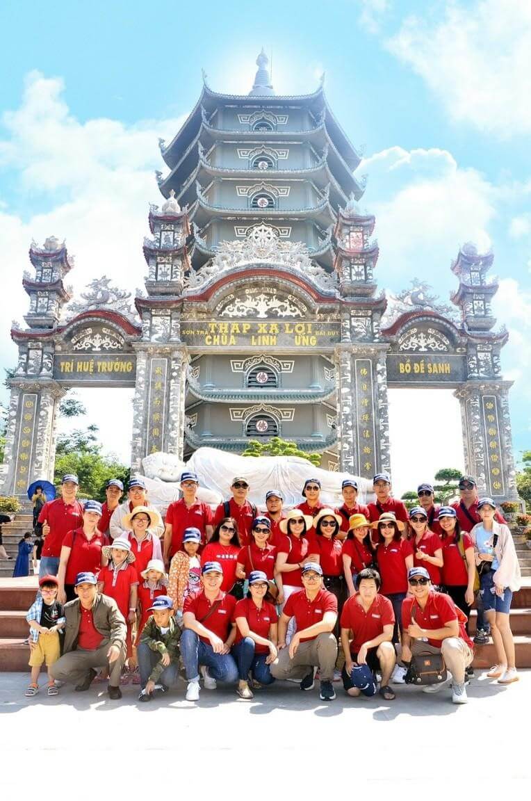 Chùa Linh Ứng là một trong ba ngôi chùa lớn ở Đà Nẵng mà Loval có cơ hội tham quan. Nằm trong bán đảo Sơn Trà - một đặc ân mà thiên nhiên đã hào phóng ban tặng cho thành phố Đà Nẵng